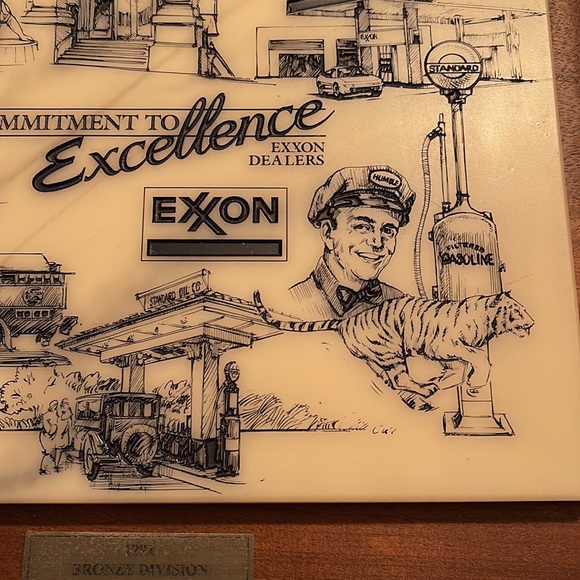 Large scrimshaw Exxon dealer excellence bronze division plaque - Picture 5 of 7